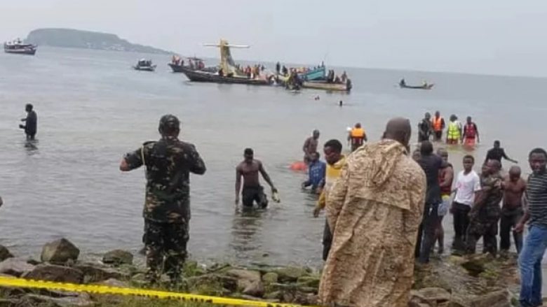 Rrëzohet aeroplani në Tanzani, shpëtohen 26 pasagjerë nga 43 sa ishin brenda kabinës – raportohet edhe për 3 të vdekur