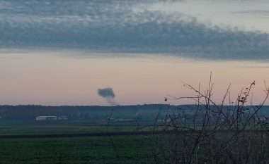 Pas raportimeve për rënien e bombave ruse në territorin e Polonisë, publikohet fotografia që shfaq tymin e zi duke u ngritur në qiell