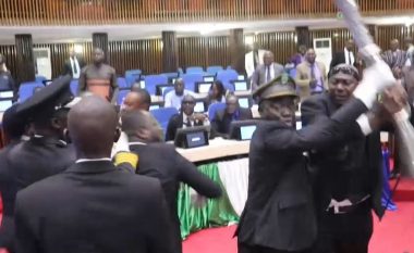 Nuk munguan as grushtet dhe karriget – një seancë e parlamentit në Sierra Leone përfundoi me një përleshje fizike ndërmjet deputetëve