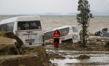 Rrëshqitja e baltës në Ischia të Italisë, numri i të vdekurve arrin në shtatë – të tjerë mbetën ende të zhdukur