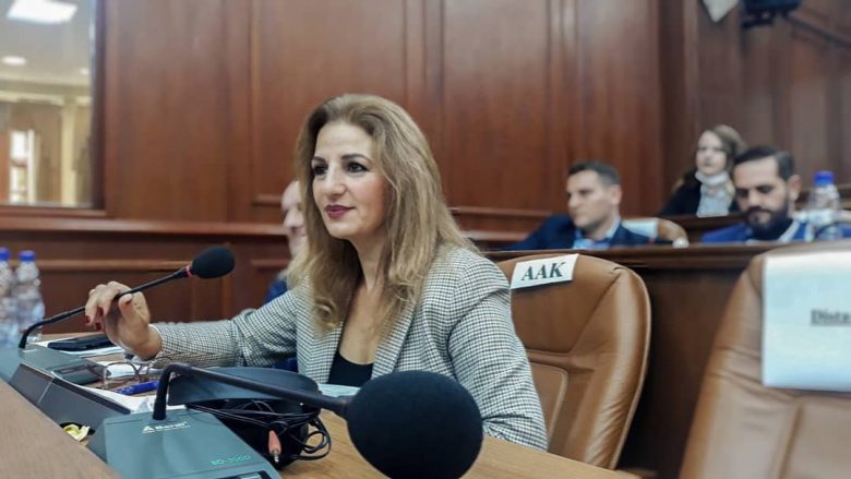Jep dorëheqje drejtoresha e Mirëqenies Sociale në Prizren, akuzon kryetarin Totaj për kërcënime e shantazhe
