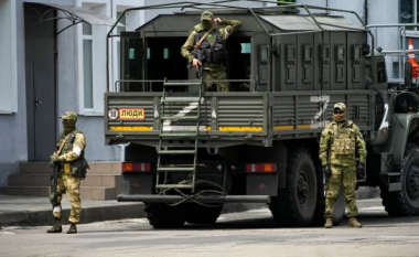 Trupat ruse ‘hedhin në erë qendrën televizive’ në Kherson