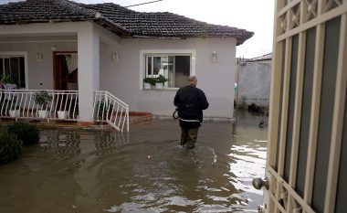Përmirësohet situata nga moti i keq në Durrës, ulet niveli i ujit në lumin Erzen dhe Ishëm