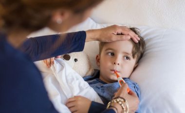 Zjarrmia e përsëritur te fëmijët: Simptomë e zakonshme e sindromës PFAPA, sa është e rrezikshme dhe si ta shërojmë
