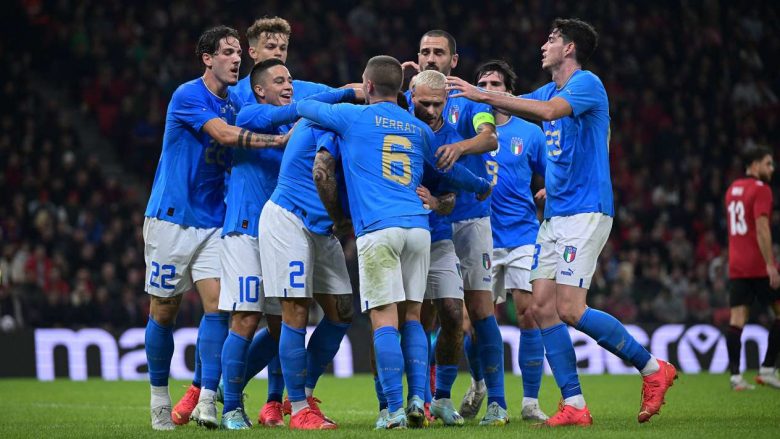 Tre gola në pjesën e parë në ndeshjen Shqipëri – Itali, golit të Ismjalit iu përgjigjën italianët me dy të tjerë