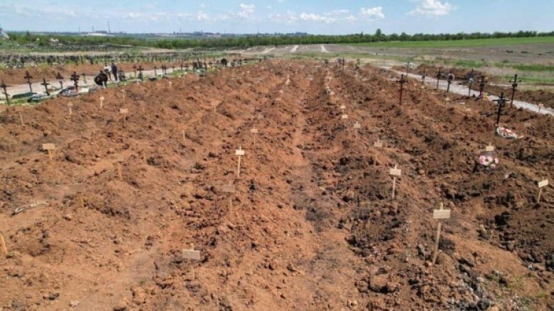 Imazhet satelitore tregojnë mbi 1.500 varre të reja në afërsi të Mariupolit të pushtuar