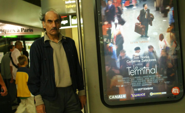 Vdes brenda aeroportit të Parisit refugjati iranian që frymëzoi filmin e Spielberg ‘The Terminal’
