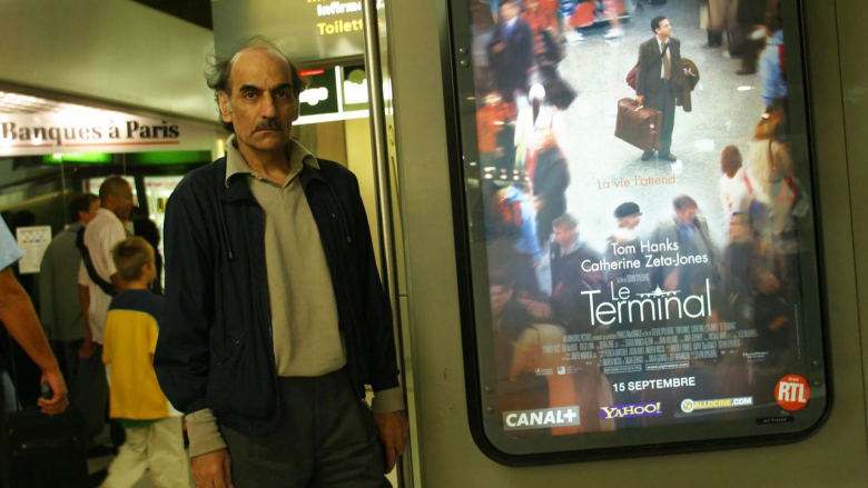 Vdes brenda aeroportit të Parisit refugjati iranian që frymëzoi filmin e Spielberg ‘The Terminal’