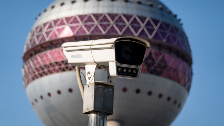 Mbretëria e Bashkuar ndalon kamerat kineze të vëzhgimit nga vendet e “ndjeshme”