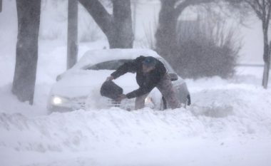 Gati dy metra borë në disa pjesë të New Yorkut, të paktën dy të vdekur