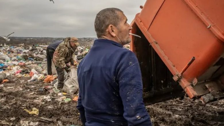 Si po i djegin rusët kufomat e ushtarëve të tyre nëpër deponi të mbeturinave, për të mbuluar humbjet e tyre?