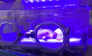 Qytetari ankohet se vajza e tij u la në inkubator pa ngrohje në QKUK, drejtoresha e klinikës: Nuk jemi në dijeni