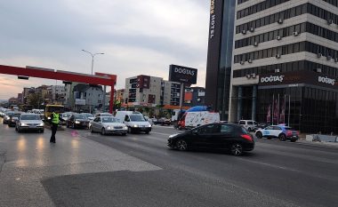 Në mungesë të rrymës, mosfunksionimi i semaforëve shkakton tollovi në Fushë Kosovë