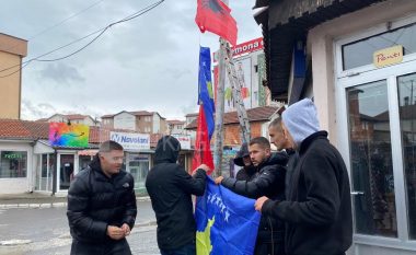 Vendosen flamuri kombëtar dhe ai i Kosovës në “Lagjen e Boshnjakëve” në Mitrovicë të Veriut