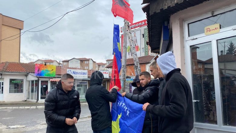Vendosen flamuri kombëtar dhe ai i Kosovës në “Lagjen e Boshnjakëve” në Mitrovicë të Veriut