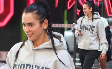 Dua Lipa fotografohet pa makijazh dhe në veshje sportive gjatë qëndrimit në Sydney ku po vazhdon turneun “Future Nostalgia”