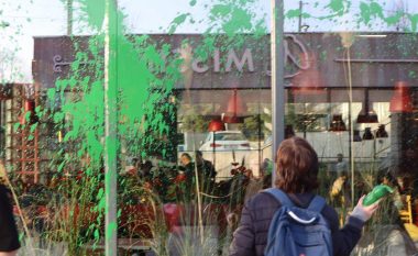 Protestuesit gjuajnë me ngjyrë lokalet te Parkingu i ri në Prishtinë