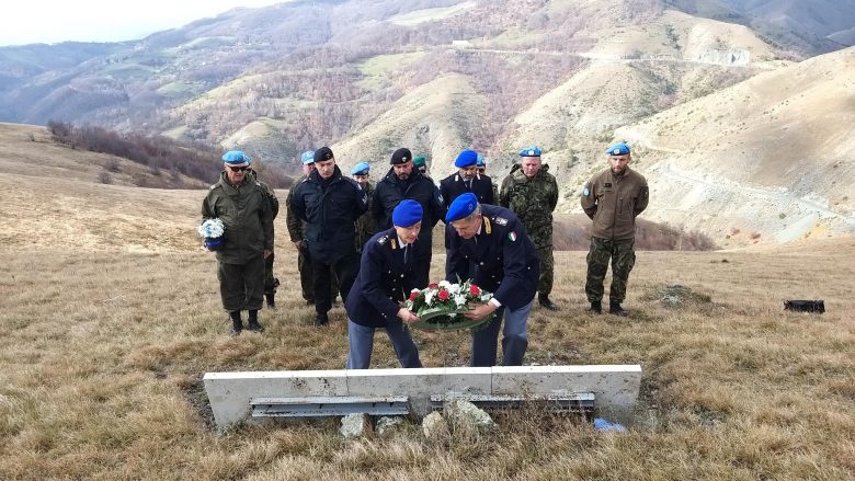 EULEX përkujton viktimat e aeroplanit që u rrëzua në verilindje të Mitrovicës në vitin 1999