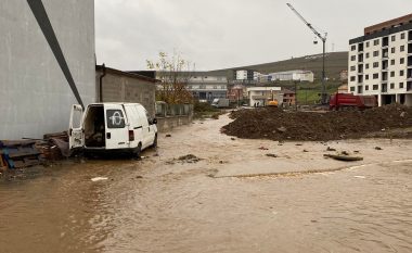 Erërat e fuqishme dhe reshjet e shiut shkaktojnë dëme në Malishevë