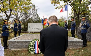 Nurellari i PDK-së: Skandal i jashtëzakonshëm, Roja e Nderit e FSK-së nderon një pllakë dedikuar ushtarëve serbë të vrarë gjatë luftërave të viteve 1912-18