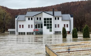 Situatë e rëndë nga vërshimet në Klinë, disa restorante nën ujë te “Guri i Zi”