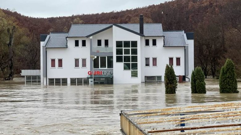 Situatë e rëndë nga vërshimet në Klinë, disa restorante nën ujë te “Guri i Zi”