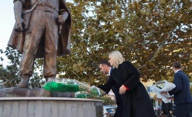 Konjufca dhe Nikolla bëjnë homazhe te busti i heroit Adem Jashari në Tiranë