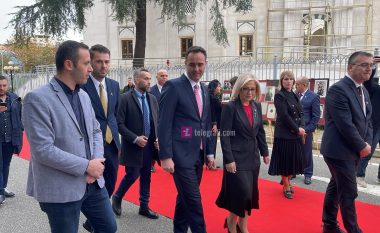 Glauk Konjufca arrin në Kuvendin e Shqipërisë, pritet nga homologia e tij Lindita Nikolla