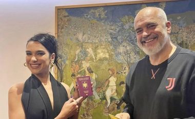 Edi Rama ia dhuron pasaportën shqiptare Dua Lipës