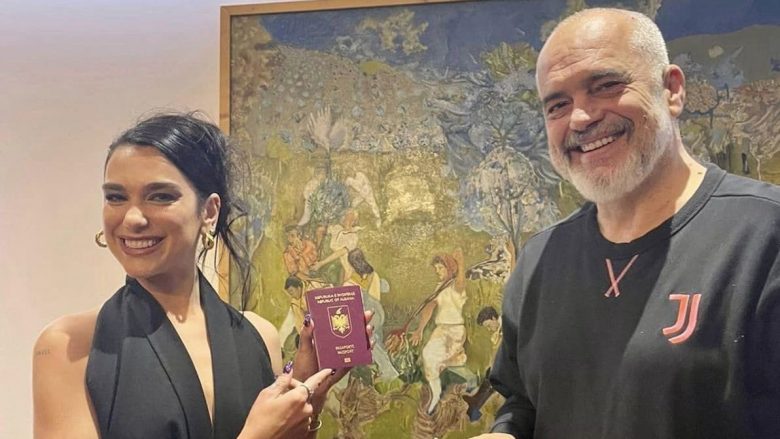 Edi Rama ia dhuron pasaportën shqiptare Dua Lipës