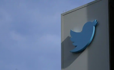 Përdoruesve të Twitter u kërkohet që të arkivojnë mesazhet mes thashethemeve për kolapsin e rrjetit social