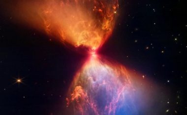 Teleskopi “James Webb” ka zbuluar imazhe të mrekullueshme të pluhurit rreth një ylli të ri