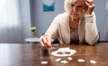 Pse gratë kanë më shumë gjasa të zhvillojnë sëmundjen e Alzheimerit sesa burrat?