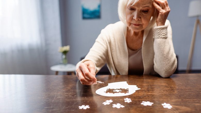 Pse gratë kanë më shumë gjasa të zhvillojnë sëmundjen e Alzheimerit sesa burrat?