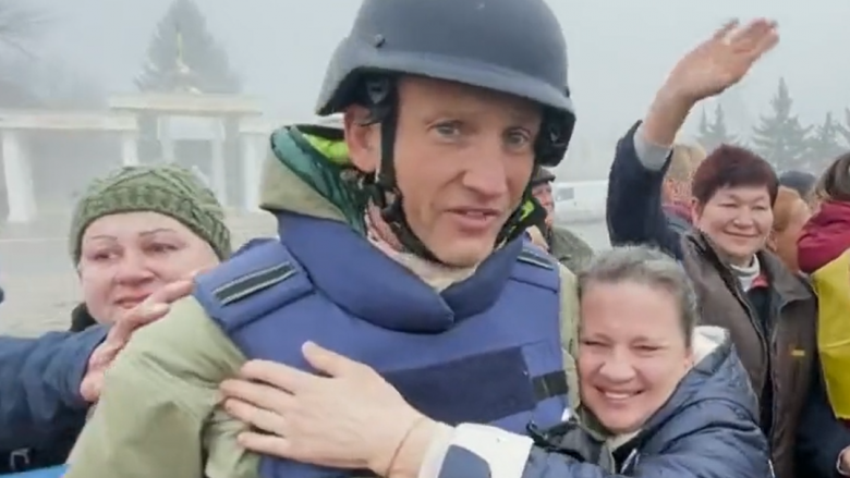 Gazetari i Sky News merr përqafime nga banorët ukrainas derisa po raportonte në periferi të Khersonit të çliruar