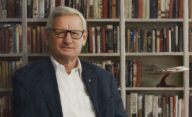 Bildt: Vuçiq ka interes të provokojë tension në Kosovë, për të larguar vëmendjen nga problemet e brendshme në Serbi