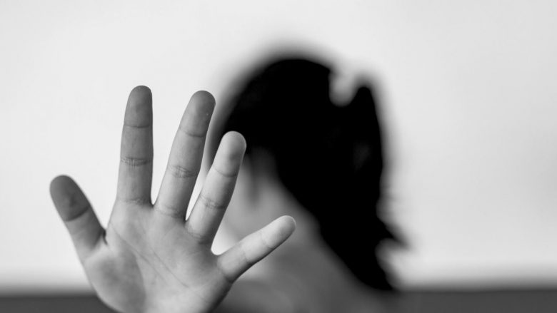 Një vajzë e mitur raporton në Polici se është dhunuar seksualisht nga i dashuri i saj