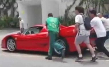 Burri kërkon ndihmë nga gjashtë persona për të shtyrë Ferrarin e tij të bllokuar