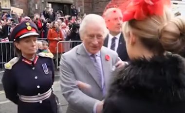 Momenti kur Mbreti Charles III gjuhet me vezë gjatë një vizite në York