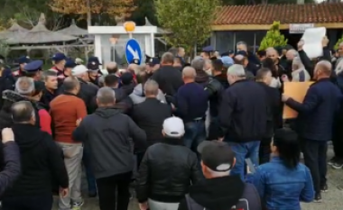 Banorët përplasen me policinë në Divjakë, kundërshtojnë vendosjen e pagesës për të hyrë në parkun e Karavastasë