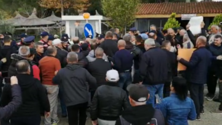 Banorët përplasen me policinë në Divjakë, kundërshtojnë vendosjen e pagesës për të hyrë në parkun e Karavastasë