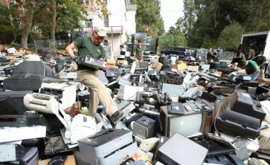 Sa gjeneron dhe riciklon Evropa mbeturina elektronike?
