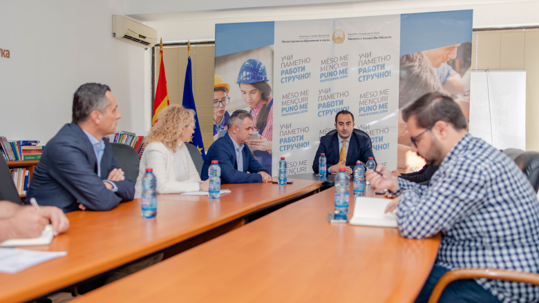 Ministria e Arsimit: Arrihet zgjidhje për transportin e nxënësve të Vizbegut