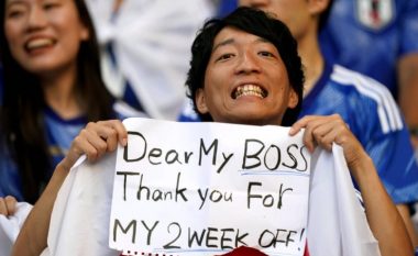 “I dashur shef, faleminderit për dy javë pushim”, tifozi japonez bëhet viral me posterin në Kupën e Botës