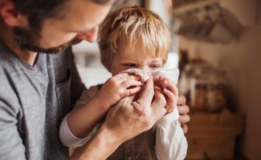 Streptokokët në hundën e fëmijëve transmetohen lehtësisht: Tri simptoma i zbulojnë dhe trajtohen me antibiotikë
