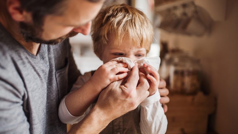 Streptokokët në hundën e fëmijëve transmetohen lehtësisht: Tri simptoma i zbulojnë dhe trajtohen me antibiotikë