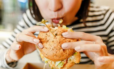 Përtypja e shpejtë e ushqimit mund të jetë shkaktar i problemeve me tretjen dhe me obezitetin