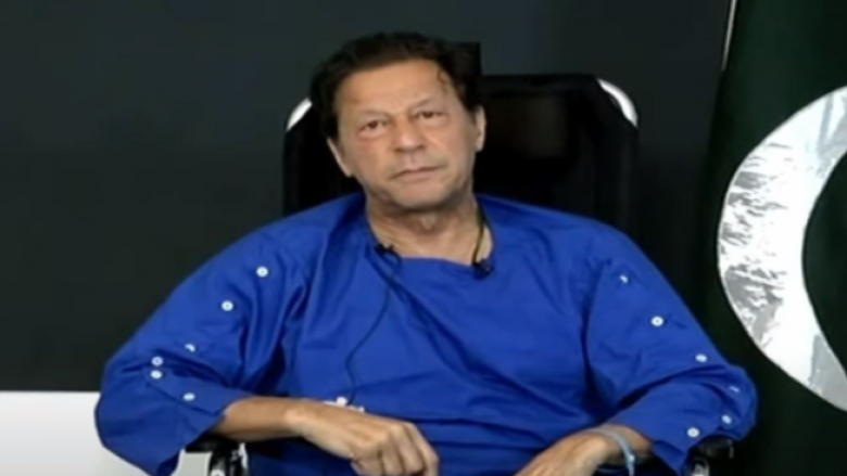 Ish-kryeministri i Pakistanit Imran Khan deklarohet pas atentatit, thotë se u qëllua me katër plumba