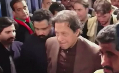 Ish-kryeministri pakistanez Imran Khan merr pjesë në tubimin e parë që kur u plagos tre javë më parë