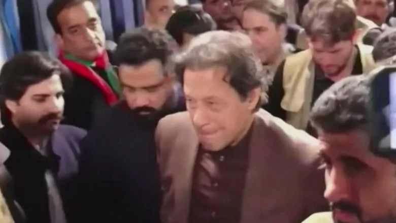 Ish-kryeministri pakistanez Imran Khan merr pjesë në tubimin e parë që kur u plagos tre javë më parë